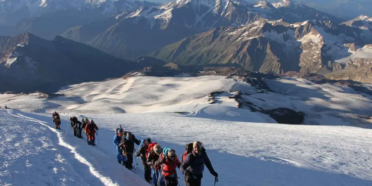 Elbrus zirvəsinə qalxan qrupda faciə: Beş nəfər ölüb