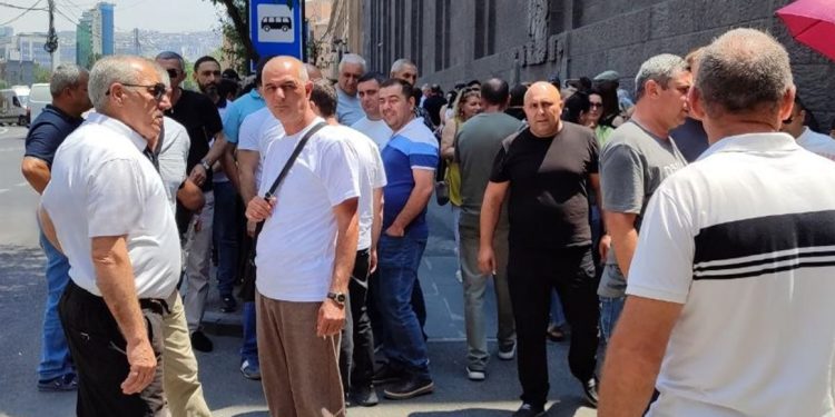 Ermənistanda zavod işçiləri etiraza qalxdı: İrəvan–Göyçə yolu bağlana bilər – FOTO