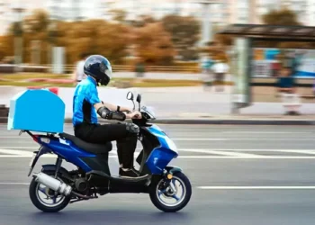 Kuryeri “yoxlamaq” bəhanəsi ilə aldatdı, 3 950 manatlıq telefonu aparıb qaçdı