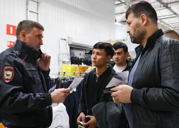Rusiyaya işləməyə gedənləri yeni qayda gözləyir: Telefon almaq məcburi ola bilər