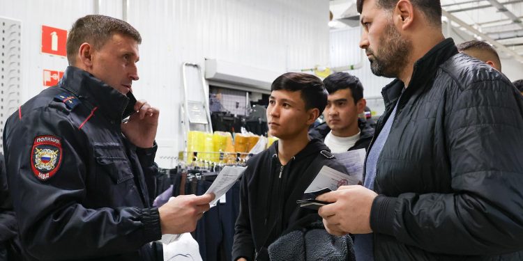 Rusiyaya işləməyə gedənləri yeni qayda gözləyir: Telefon almaq məcburi ola bilər