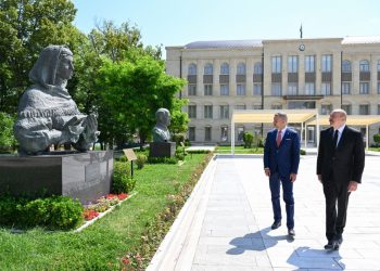 Prezidentlər İlham Əliyev və Peter Pelleqrini Şuşada Azərbaycanın tanınmış şəxsiyyətlərinin işğal dövründə güllələnmiş büstlərinə baxıblar