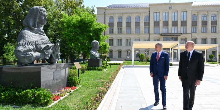 Prezidentlər İlham Əliyev və Peter Pelleqrini Şuşada Azərbaycanın tanınmış şəxsiyyətlərinin işğal dövründə güllələnmiş büstlərinə baxıblar