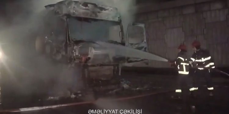 Bakı avtovağzalı yaxınlığında təhlükə: 31 ton yanacaq daşıyan avtomobildə yanğın – VİDEO