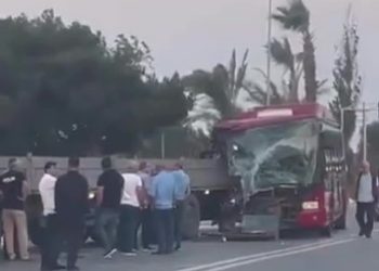 Bakıda 107 saylı avtobus yük maşını ilə toqquşdu – VİDEO