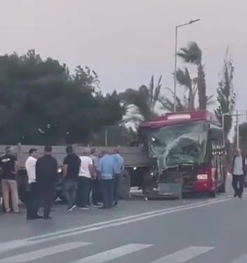 Bakıda 107 saylı avtobus yük maşını ilə toqquşdu – VİDEO