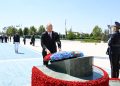 Prezident İlham Əliyev Daşkənddə Müstəqillik abidəsini ziyarət edib