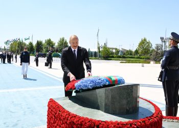 Prezident İlham Əliyev Daşkənddə Müstəqillik abidəsini ziyarət edib