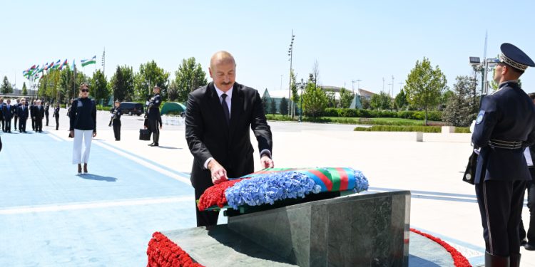 Prezident İlham Əliyev Daşkənddə Müstəqillik abidəsini ziyarət edib