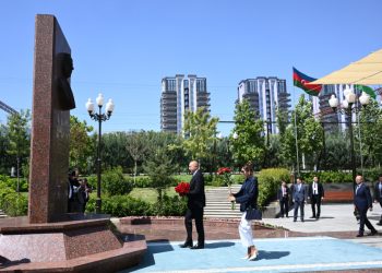 Azərbaycan Prezidenti və birinci xanım Daşkənddə Ümummilli Liderin barelyefi önünə gül dəstələri qoyublar