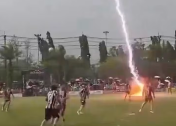 Oyun zamanı futbol meydançasına ildırım düşdü: Ölən və yaralananlar var – VİDEO