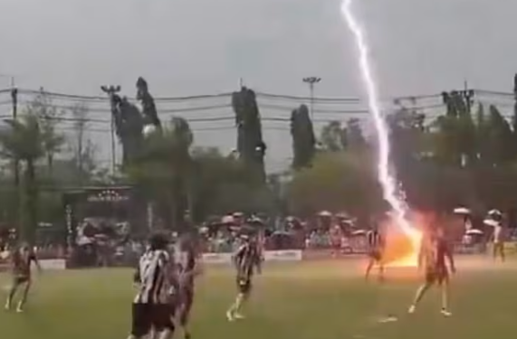 Oyun zamanı futbol meydançasına ildırım düşdü: Ölən və yaralananlar var – VİDEO
