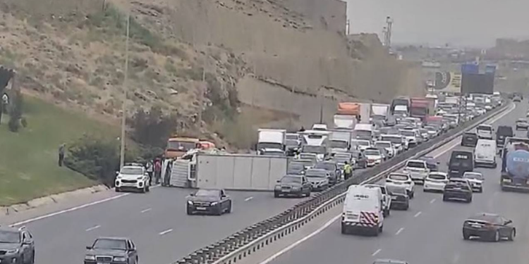 Qaradağda qəza olub, Bakı-Sumqayıt yolunda sıxlıq yaranıb