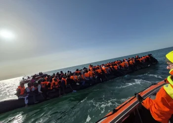 Britaniyaya gedən qayıqda rekord sayda miqrant: 230 nəfər