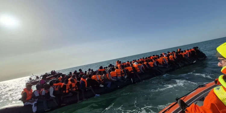 Britaniyaya gedən qayıqda rekord sayda miqrant: 230 nəfər