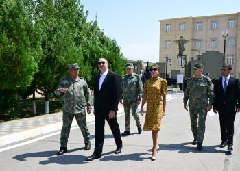 Prezident İlham Əliyev Əlahiddə Ümumqoşun Orduda yeni yaradılan komando hərbi hissələrinə Döyüş bayraqlarının verilməsi mərasimində iştirak edib