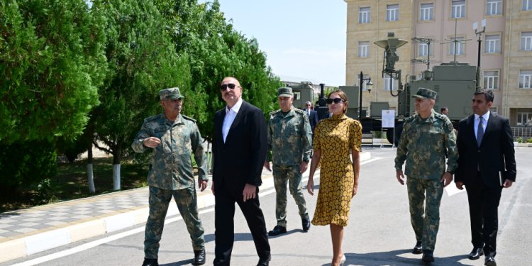 Prezident İlham Əliyev Əlahiddə Ümumqoşun Orduda yeni yaradılan komando hərbi hissələrinə Döyüş bayraqlarının verilməsi mərasimində iştirak edib