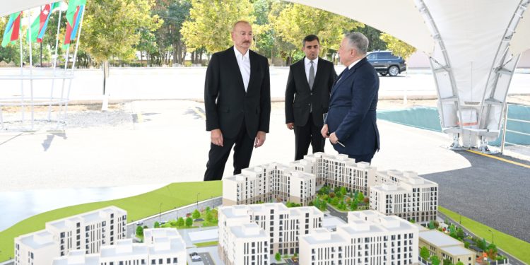 Prezident İlham Əliyev Naxçıvan şəhərində sosial evlər kompleksinin təməlini qoyub