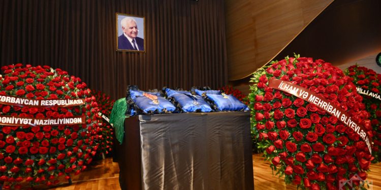 Xalq şairi Nəriman Həsənzadə son mənzilə yola salınıb