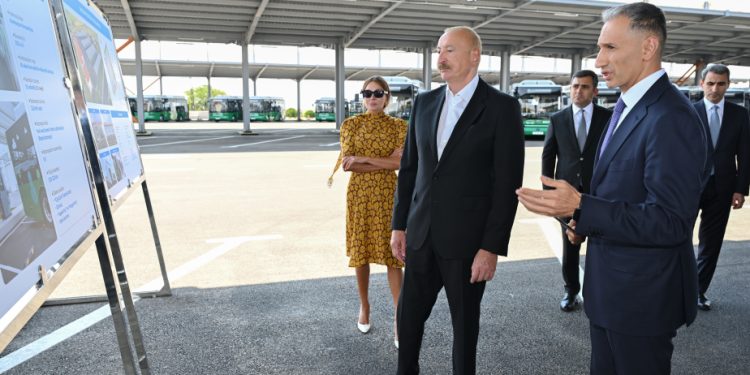 Prezident İlham Əliyev Naxçıvanda elektrik mühərrikli yeni avtobuslara baxıb, dəmir yolu infrastrukturunda aparılan yenidənqurma işləri ilə tanış olub