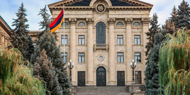 Paşinyan: Ermənistan hökuməti istefa verib