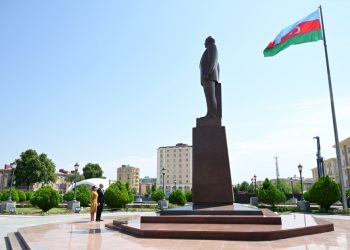 Prezident İlham Əliyev və birinci xanım Mehriban Əliyeva Heydər Əliyevin Naxçıvandakı abidəsini ziyarət ediblər