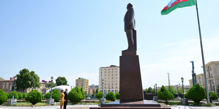Prezident İlham Əliyev və birinci xanım Mehriban Əliyeva Heydər Əliyevin Naxçıvandakı abidəsini ziyarət ediblər