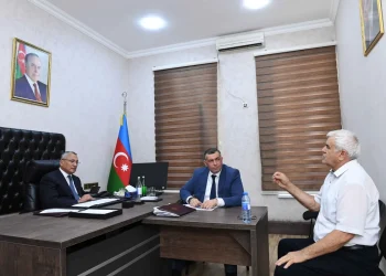 Rövşən Rzayev vətəndaşların müraciətlərini dinlədi