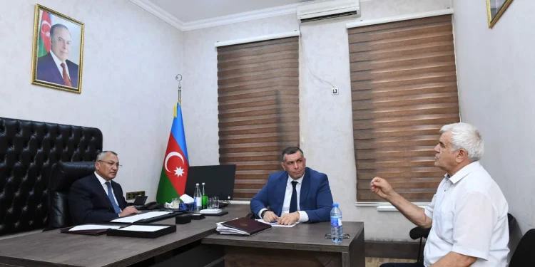 Rövşən Rzayev vətəndaşların müraciətlərini dinlədi