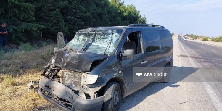 Mikroavtobus “KamAZ”a çırpıldı: 5 nəfər yaralandı
