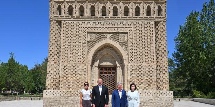 Azərbaycan ilə Özbəkistanın prezidentləri və birinci xanımları Buxarada İsmayıl Samani türbəsi ilə tanış olublar