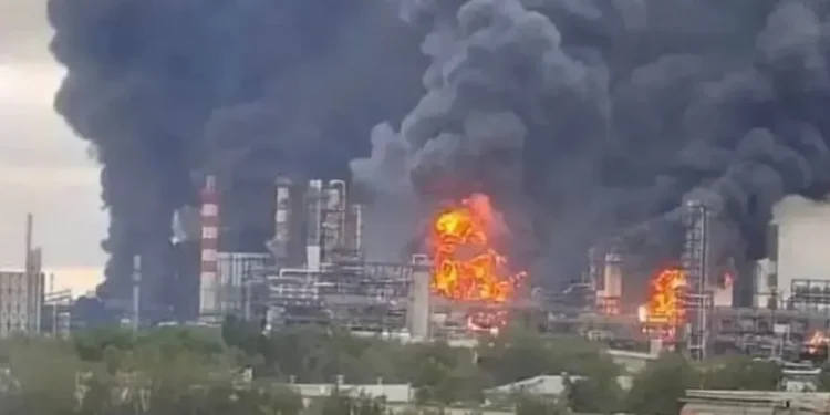 Ukrayna Ufa şəhərindəki neft emalı zavodunu vurub