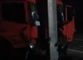 Yevlaxda yük avtomobili elektrik dirəyinə çırpılıb, bir nəfər xəsarət alıb – VİDEO