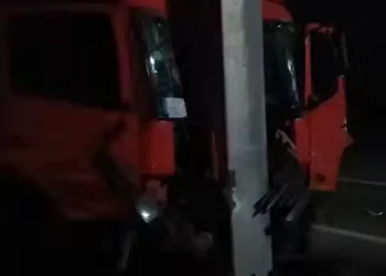 Yevlaxda yük avtomobili elektrik dirəyinə çırpılıb, bir nəfər xəsarət alıb – VİDEO