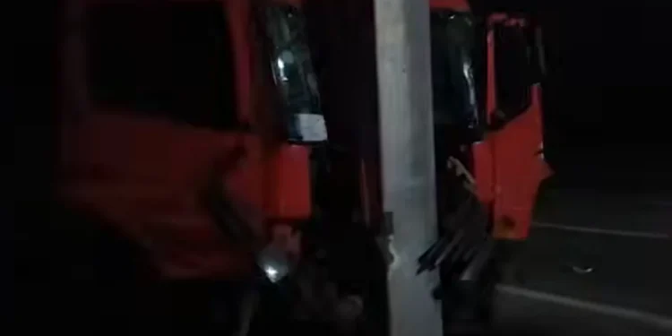 Yevlaxda yük avtomobili elektrik dirəyinə çırpılıb, bir nəfər xəsarət alıb – VİDEO