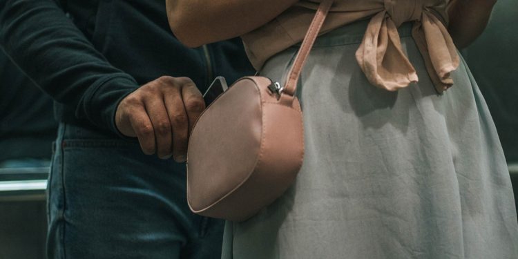 Marketdə müştərinin çantasını oğurlayan şəxs tutuldu