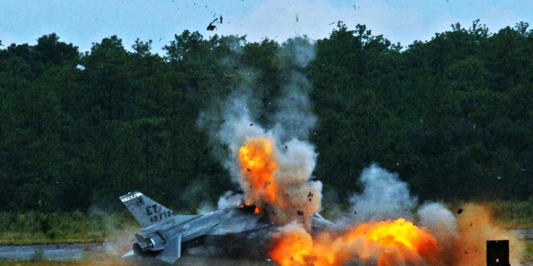 ABŞ-də F-16 qırıcısı qəzaya uğradı, pilot katapult etdi