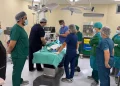 Azərbaycanda 3 yaşlı uşağın əli ət maşınında qaldı: 8 saatlıq əməliyyatın detalları