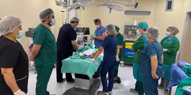 Azərbaycanda 3 yaşlı uşağın əli ət maşınında qaldı: 8 saatlıq əməliyyatın detalları