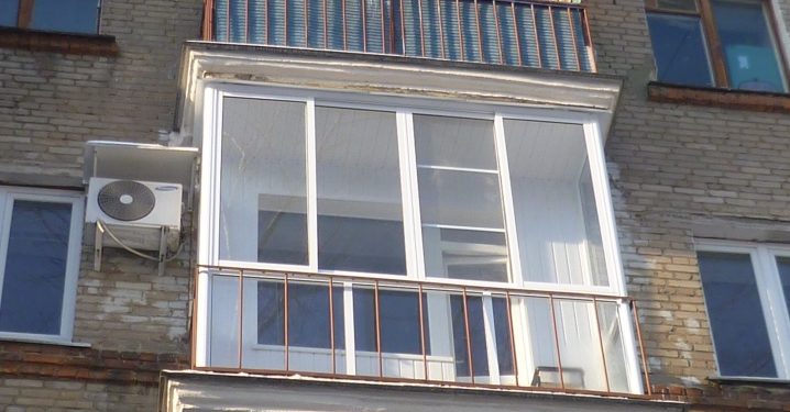 Xırdalanda qadının başına eyvandan şüşə düşüb