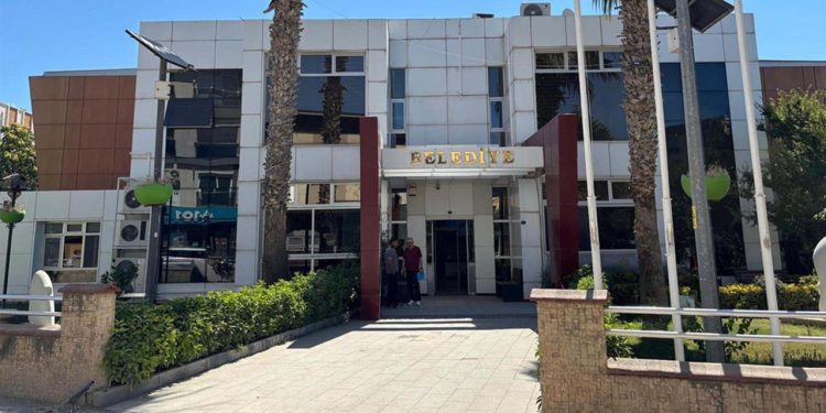 İzmirdə bələdiyyəyə əməliyyat: 43 nəfər saxlanılıb