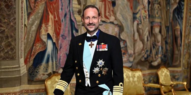 VIII Hokon Norveç kralı kimi parlamentdə and içib